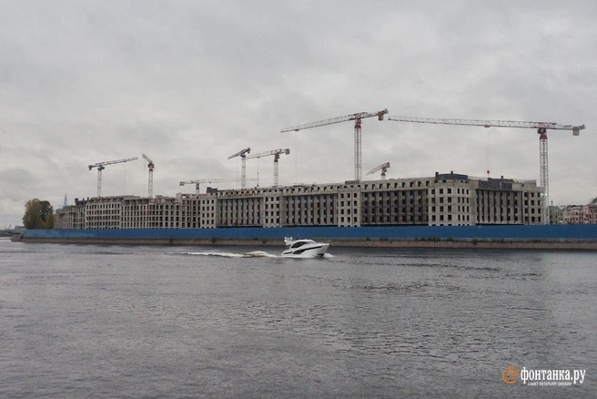 Строительство судебного квартала на Добролюбова добралось до предпоследнего этажа. Посмотрите, как это выглядит | Источник: Михаил Огнев / «Фонтанка.ру»