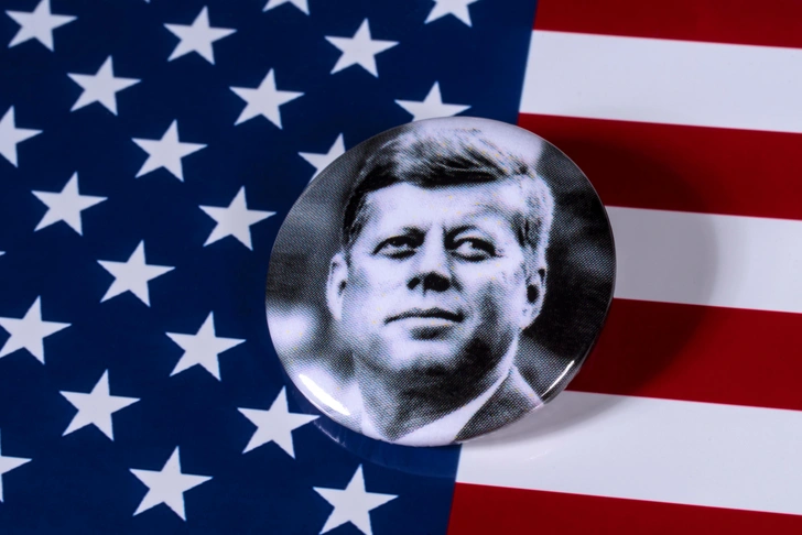 22 ноября 1963 года в Далласе в 12:30 смертельно ранили 35-го президента США Джона Кеннеди | Источник: chrisdorney/Shutterstock/Fotodom.ru