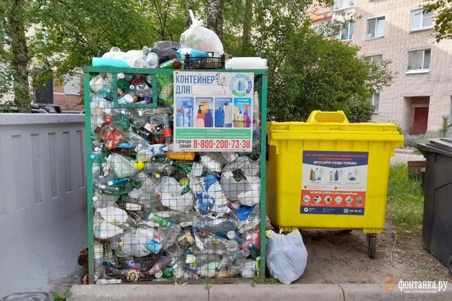 Вместо сеток для пластика, которые убирают в Петербурге, установят другие контейнеры | Источник: Анна Мотовилова / «Фонтанка.ру»