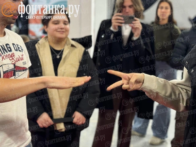 В Петербурге прошел чемпионат по игре на руках. «Фонтанка» тоже размяла пальцы | Источник: Ирина Лысак / FONTANKA.RU 