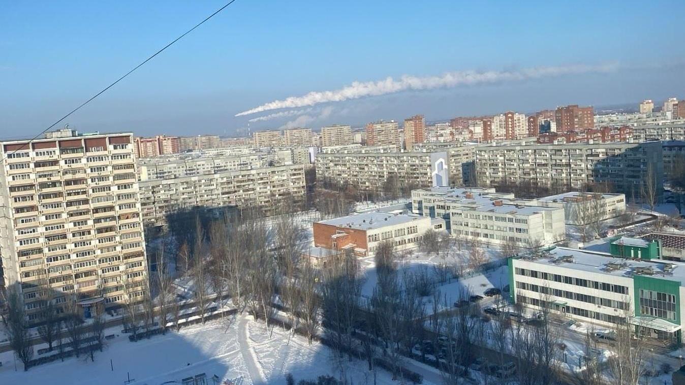 Жители ЖК «Калина» Тольятти заметили черный шлейф в небе