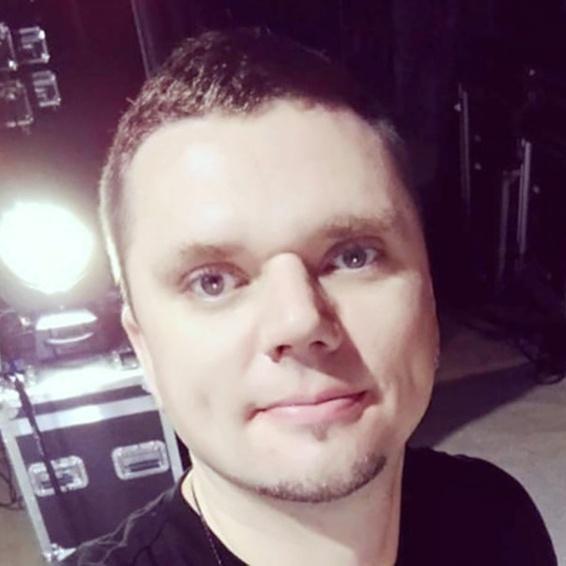 «Мы верили, что он проснется»: клавишник певицы МакSим умер после нескольких недель комы