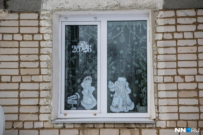 Преимущественно окна украшают бумажным декором | Источник: Наталья Бурухина / NN.RU
