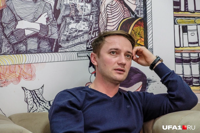 Глеб Глебов недоумевает, как от врача можно ждать качественного лечения, если у того голова занята еще и поиском препаратов | Источник: Булат Салихов / UFA1.RU