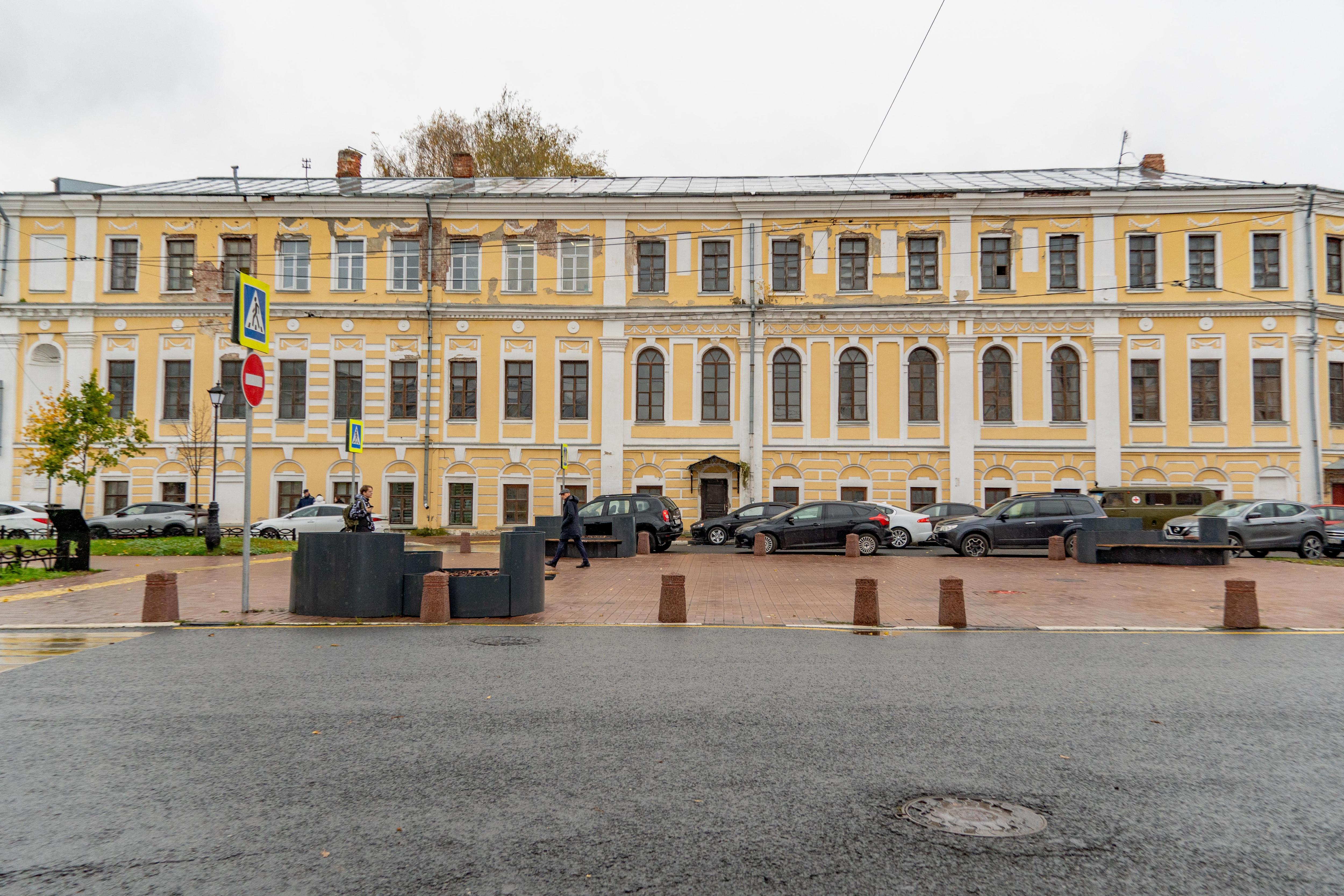 Воскресенский бульвар в 2010 году был разделен дорогой | Источник: Кирилл Поверинов / 76.RU