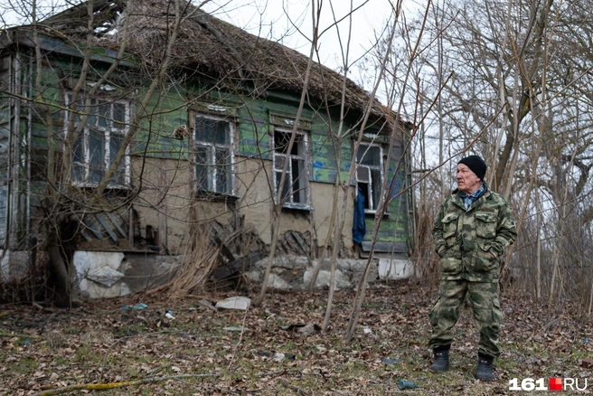 Виктор Ткаченко у заброшенного дома бывших соседей | Источник: Евгений Вдовин / 161.RU