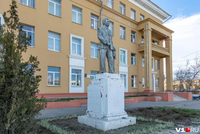 Девочка учится в школе, рядом с которой стоит многострадальный памятник Калинину | Источник: Конастантин Завриков / V1.RU