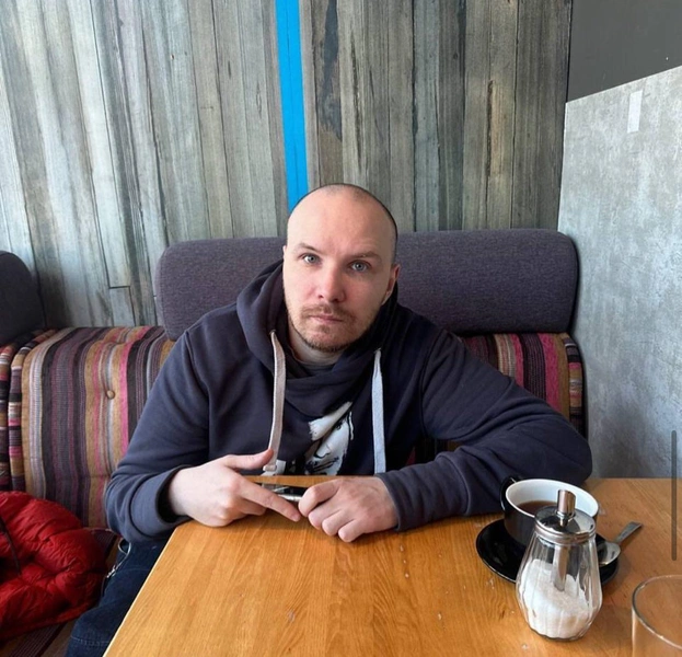Сын редко видится со знаменитым отцом