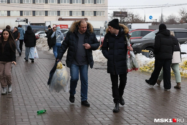 Некоторые москвичи уже начали закупаться цветами к 8 Марта | Источник: Артем Устюжанин / MSK1.RU