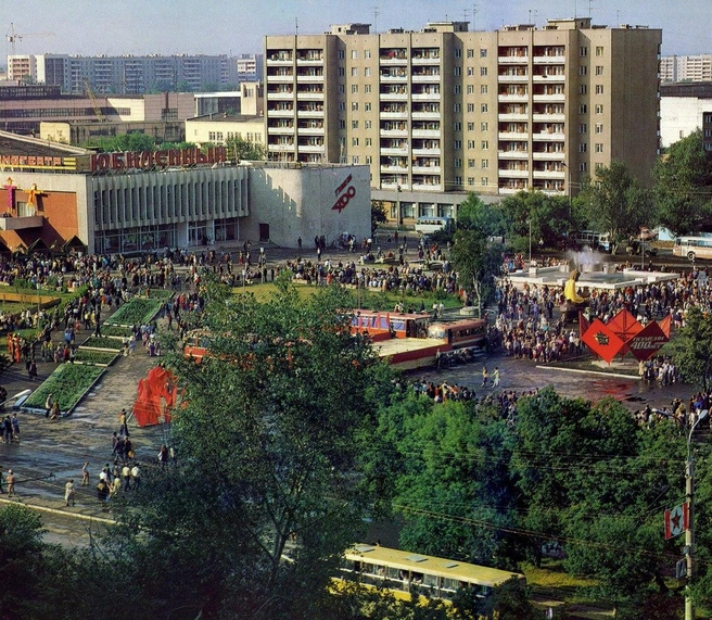 Площадь у к/т «Юбилейный» в день празднования 400-летия Тюмени ННН | Источник: Тюмень до нашей эры / Vk.com