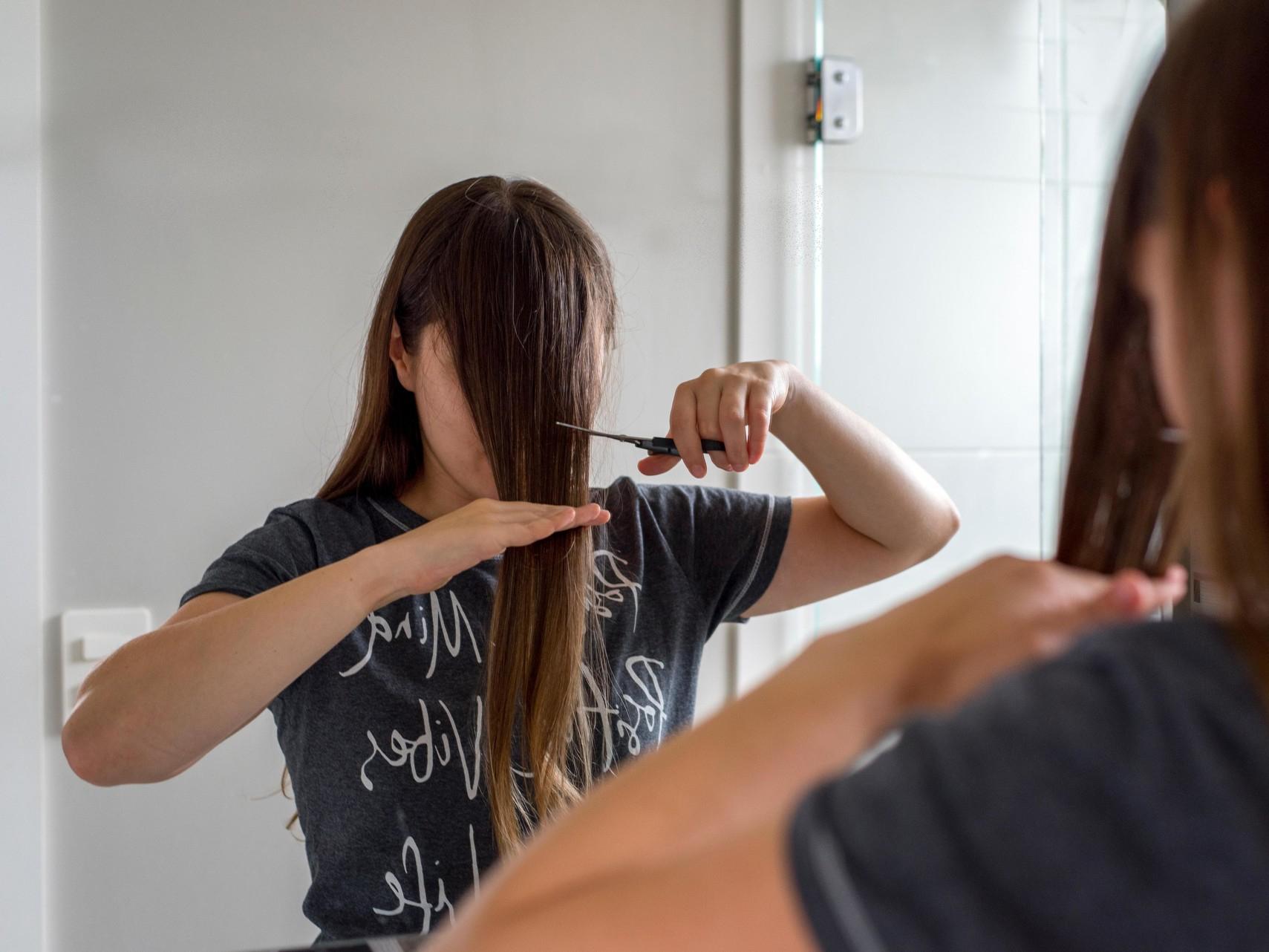 Сон подстричь самой себе волосы. Девушка стрижет себе волосы перед зеркалом. Почему нельзя стричь волосы самому себе. Cut Bang long. Стричь себе волосы примета почему нельзя.