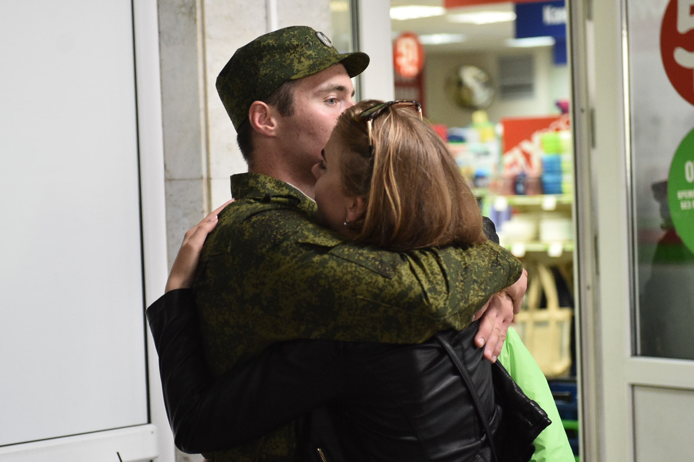 Никакой мобилизации не планируется. Жена военного. Осенний призыв. Женщины в военном комиссариате. Женщины провожают военных.