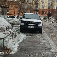 Еще один ракурс, демонстрирующий автомобиль, перекрывающий проход по тротуару. | Источник: www.city-n.ru