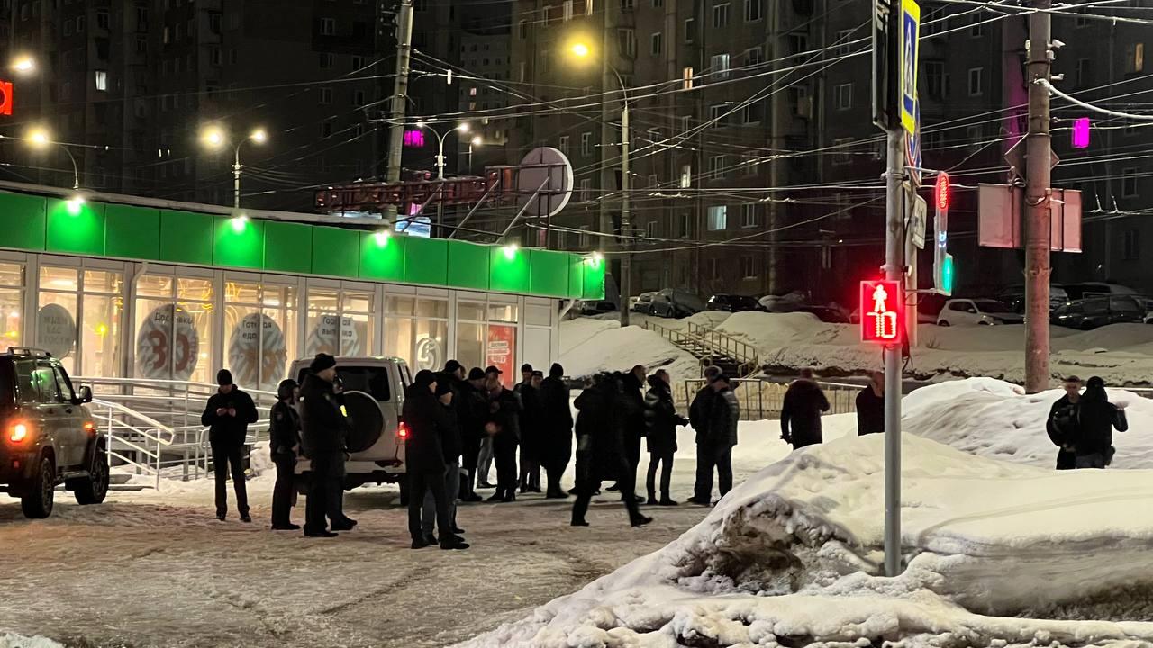 Спецназ ликвидировал стрелка, который открыл огонь с крыши общежития в Мурманске