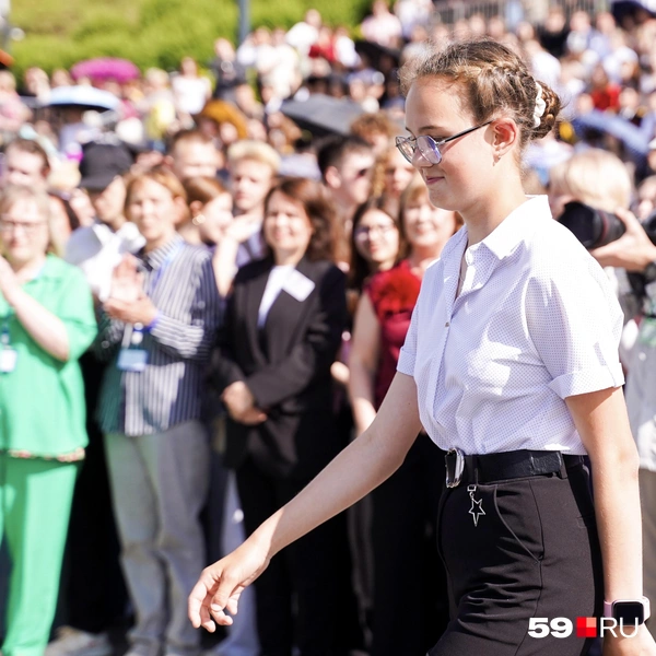 Каждого из них пригласили на сцену, чтобы при всех поздравить с результатом | Источник: Репсиме Зурнаджян / 59.RU
