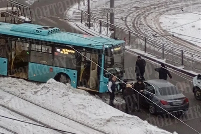 Автобус вылетел на трамвайные пути на шоссе Революции