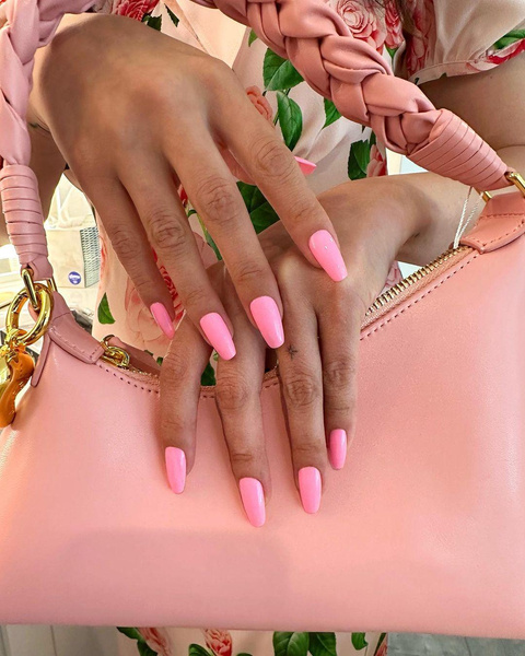 Розовые ногти: Селена Гомес похвасталась ярким маникюром в стиле Барби