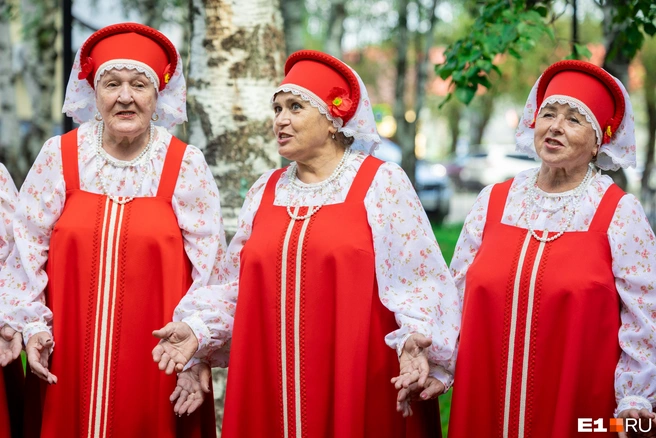 Нина Васильевна (на фото справа) раньше работала на станции  | Источник: Владислав Лоншаков / E1.RU 