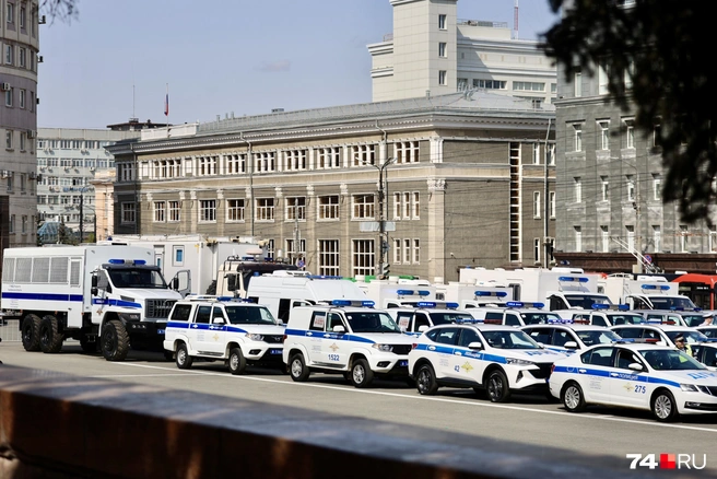 У Молодежного театра&nbsp;стояли десятки новых машин МВД разных моделей | Источник: Михаил Шилкин