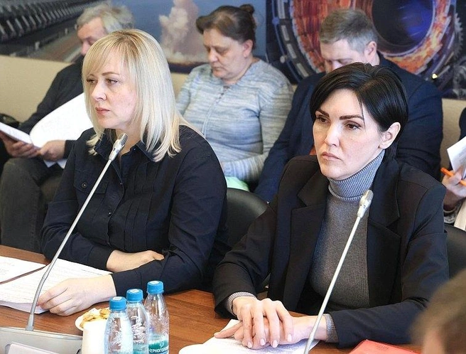 Елена Кривошеина (слева) попросила принять закон о безвозвратном отлове бродячих собак | Источник: Duma.gov.ru