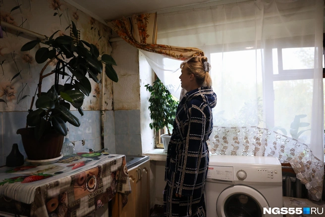 На стенах можно увидеть черную плесень | Источник: Евгений Софийчук / NGS55.RU