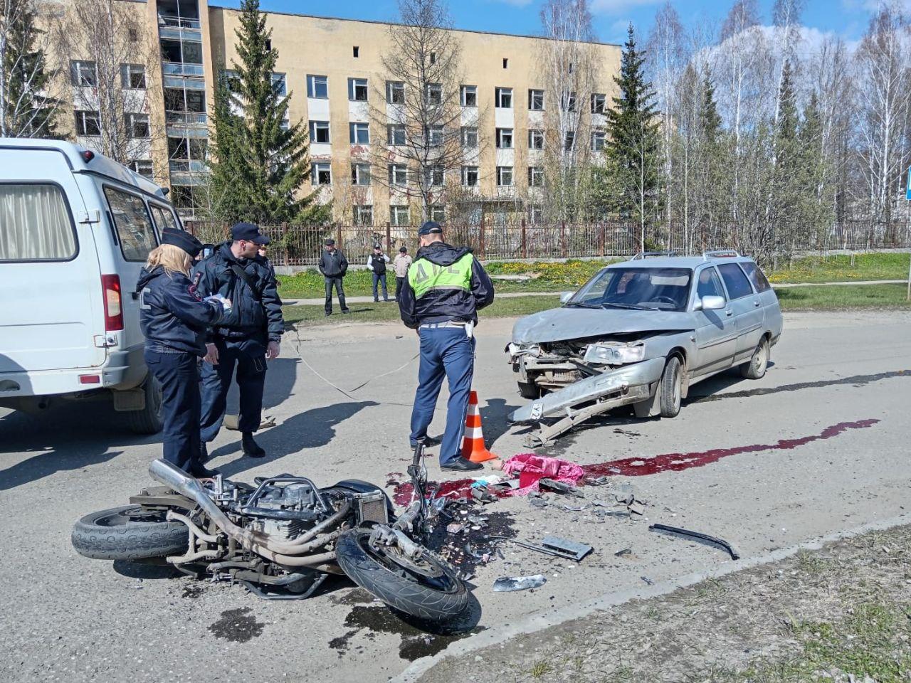 На Урале мотоциклист врезался в легковушку и погиб - 14 мая 2024 - Е1.ру