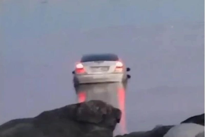 Mercedes с пьяным водителем утонул в Кольском заливе