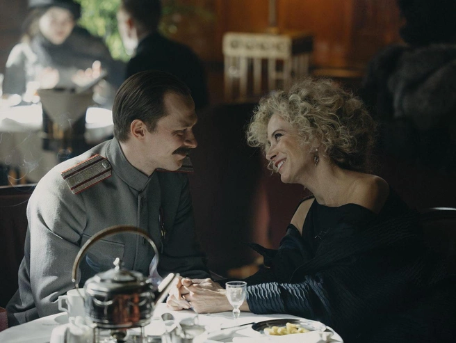 В сериале можно заметить актера Юру Борисова. | Источник: кадр из сериала «Хроники русской революции» (18+), реж. Андрей Кончаловский, «Россия-1», «Черно-белое кино», 2025–2026 годы