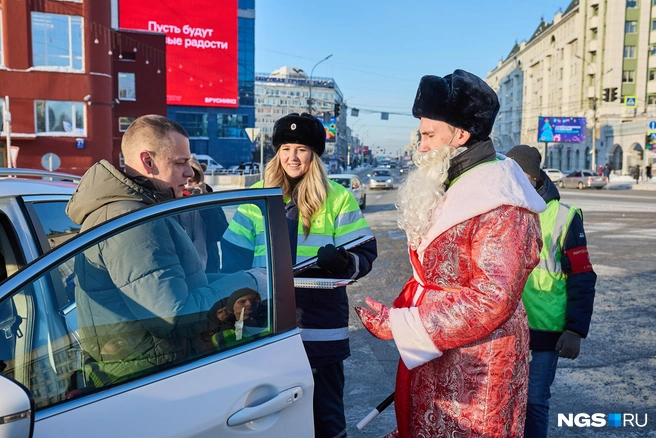 Новосибирцам вручили календари и символику ГАИ | Источник: Александр Ощепков / NGS.RU