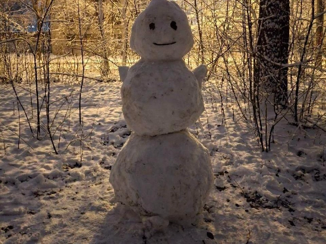 Теплая погода не позволит снеговикам долго стоять. | Источник: читатель E1.RU