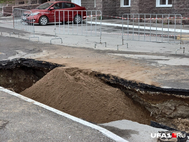 Коммунальщики сегодня заделают дыру | Источник: Булат Салихов / UFA1.RU