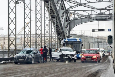Столкновение на Большеохтинском мосту спровоцировало заторы