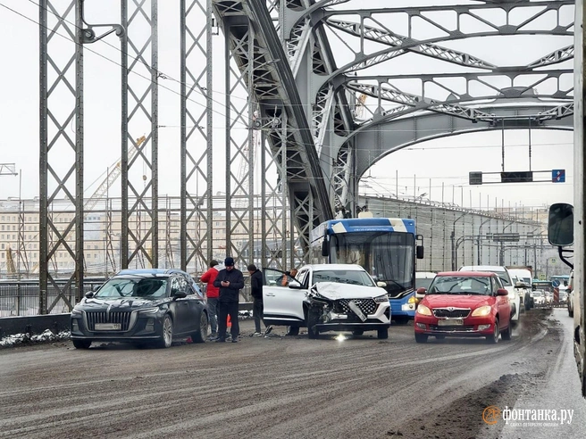 «Всё стоит, не суйтесь туда». ДТП заткнуло Большеохтинский мост | Источник: Руслан Шамуков