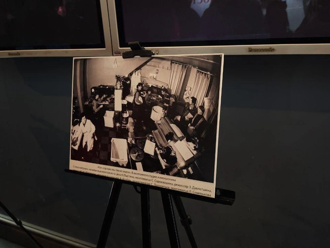 Атмосферу усиливали чёрно-белые снимки из прошлого киностудии | Источник: НГС