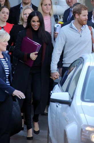 Объемные вещиМеган и Гарри прилетели в Сидней. Известие пока не объявлено, но Меган преодолевает дистанцию до такси, прижимая к груди и животу объемные папки. Это само по себе удивительно – раньше мы не видели Мег в роли секретарши, и здесь, конечно, первым делом приходит на ум сравнение с беременной Грейс Келли, прикрывающей животик сумкой. Скорее всего, на герцогине приталенная водолазка, но фигуру помогает скрыть объемное пальто (кстати, в нем она позировала для официального фото Invictus Games с принцем Гарри).