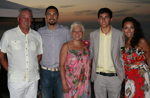День рождения мамы Алсу в Крыму (слева направо): отец, старший сын Марат, мама, младший сын Ренард и сама певица (2013 год)