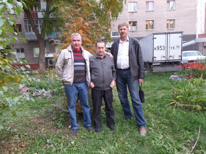 На фото Владимир Осипов (в центре) с друзьями | Источник: предоставлено Сергеем Бологовым