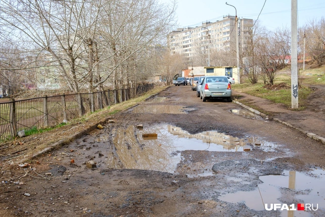 Это рядом со школой, тоже бы ремонт | Источник: Булат Салихов / UFA1.RU
