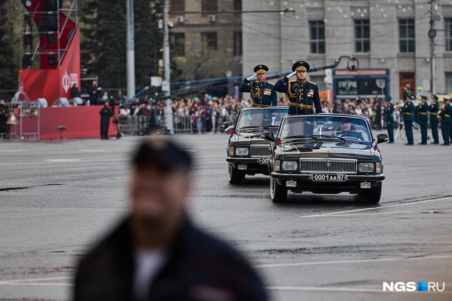 По улицам города проехали «Волги» и «Кабриолеты» | Источник: Александр Ощепков / NGS.RU