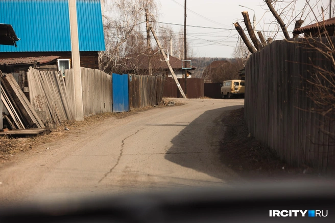 Это, кажется, лучший участок дороги в Ермаковском поселке. Он находится между Саперной и Артиллерийской улицами | Источник: Даниил Конин / «ИрСити»