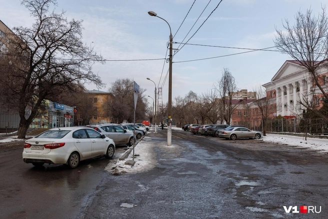 Горожане не против парковки, они лишь просят ее благоустроить | Источник: Алексей Волхонский / V1.RU