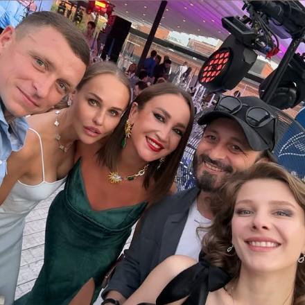 Винер рыдала, Навка нахваливала жениха, Бузова желала любви: свадьба Дины Авериной и Дмитрия Соловьева