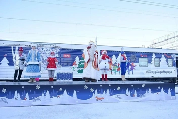 Оренбуржцев поприветствовали главный зимний волшебник, его внучка и помощники | Источник: администрация Оренбурга