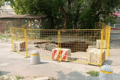 На улице Достоевского в Новосибирске обрушился асфальт