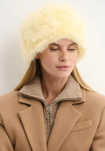 Яркая шапка&nbsp;&mdash; главный зимний аксессуар: 8 моделей от российских дизайнеров