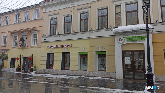 Совсем недавно на месте «Голодного дракона» фасад украшала вывеска «Китайская забегаловка» | Источник: Дарья Воробьева / NN.RU