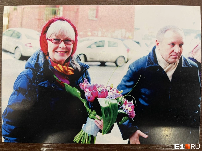 Марина Влади приезжала перед открытием «Высоцкого» в 2010 году. Когда Гавриловский подвел ее к скульптуре Влади и Высоцкого у «Антея», актриса с юмором заметила: «Мне к своему памятнику идти пока рано» | Источник: Андрей Гавриловский