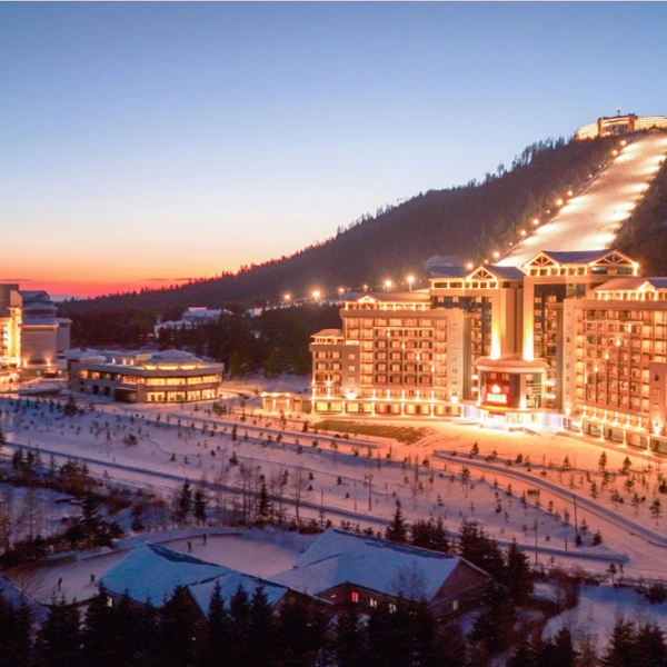 Ким Чен Ын открыл новый горнолыжный курорт на севере КНДР. 25 фото вождя с дочерью и пяти новых отелей