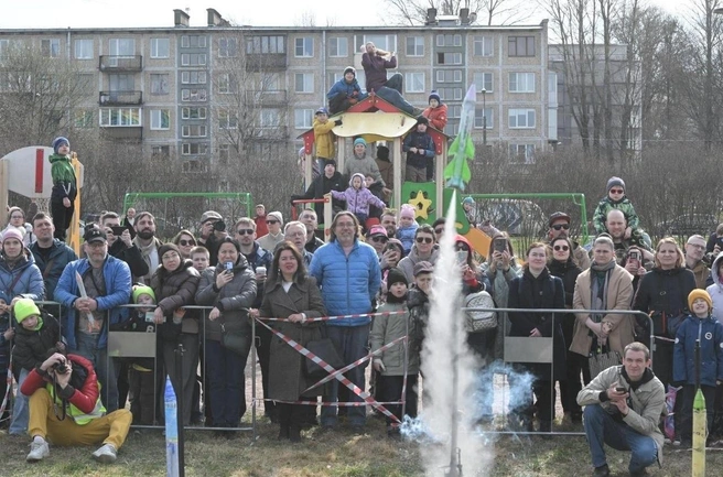 На проспекте Космонавтов взлетели ракеты | Источник: Андрей Бок / FONTANKA.RU