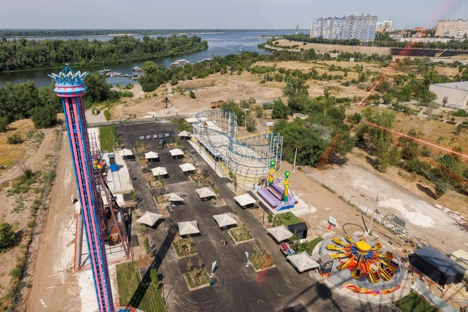 «Красное солнце»&nbsp;— пока что самый высокий аттракцион в парке, так что остальные кажутся крохотными с его высоты | Источник: Алексей Волхонский / V1.RU